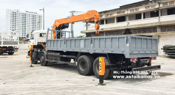 Xe tải thùng Kamaz 6540 (8x4) gắn cẩu Dinex 8 tấn